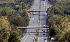 Des gens conduisent leurs voitures sur l'autoroute A62 entre Agen et Toulouse