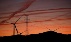 Photo d'archives de lignes électriques à haute tension et d'éoliennes près de Pedrola