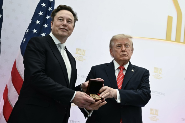 Le président américain Donald Trump (D) et Elon Musk (G) à Washington DC, le 8 octobre 2026 ( AFP / Kent NISHIMURA )