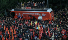 Ozgur Ozel (en haut, c), chef du Parti républicain du peuple (CHP), lors d'une manifestation à Ankara, le 21 mai 2026 en Turquie ( AFP / ADEM ALTAN )