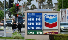 Sur une station essence Chevron dans la région de Los Angeles, le 30 avril 2026 ( AFP / Frederic J. BROWN )