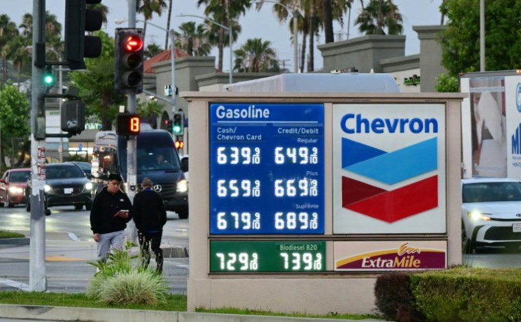 Sur une station essence Chevron dans la région de Los Angeles, le 30 avril 2026 ( AFP / Frederic J. BROWN )