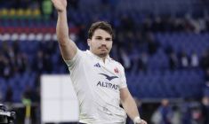 Antoine Dupont célèbre après le match Italie contre France