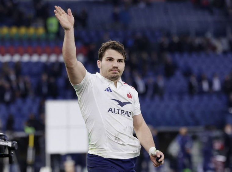 Antoine Dupont célèbre après le match Italie contre France