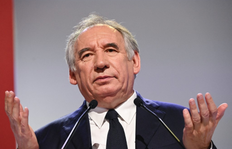 François Bayrou, le 24 mars 2024, à Blois ( AFP / SEBASTIEN SALOM-GOMIS )