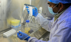 Un chercheur travaille dans le laboratoire de vaccins de la société pharmaceutique Panacea Biotec, le 29 janvier 2026 à New Delhi, en Inde ( AFP / Arun SANKAR )