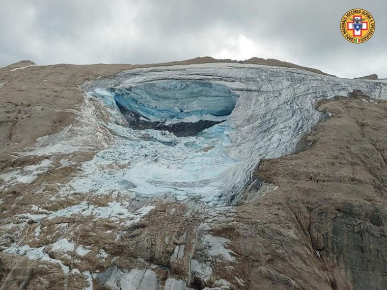 UN GLACIER S'EFFONDRE DANS LES ALPES ITALIENNES
