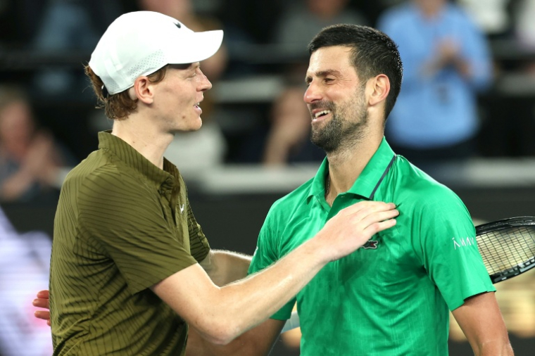 L'Italien Jannik Sinner congratule Novak Djokovic après la demi-finale de l'Open d'Australie remportée par le Serbe, le 30 janvier 2026 à Melbourne ( AFP / Martin KEEP )