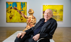 L'artiste allemand Georg Baselitz devant certaines de ses œuvres exposées au Centre Pompidou avant l'exposition "Baselitz - la rétrospective" à Paris, le 16 octobre 2021 ( AFP / GEOFFROY VAN DER HASSELT )