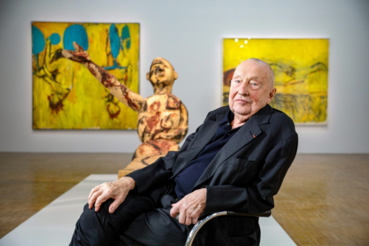 L'artiste allemand Georg Baselitz devant certaines de ses œuvres exposées au Centre Pompidou avant l'exposition "Baselitz - la rétrospective" à Paris, le 16 octobre 2021 ( AFP / GEOFFROY VAN DER HASSELT )