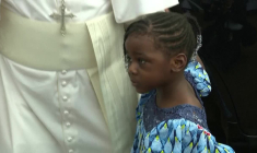 Cameroun: une fillette court pour enlacer le pape Léon XIV après une messe