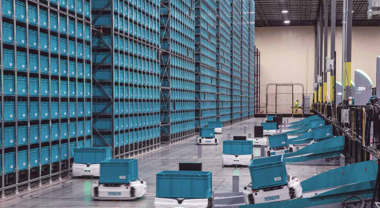 Des poids lourds de la distribution comme Cdiscount, Uniqlo, Monoprix, Decathlon, Carrefour et Gap ont déjà adopté des robots Skypod et Skypicker. Ce dernier est capable d'attraper des articles pesant jusqu'à 2 kilos. (© Exotec)