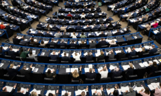 Les eurodéputés votent mercredi le règlement sur les retours des migrants déboutés du droit d'asile, un volet controversé de la politique migratoire européenne ( AFP / SEBASTIEN BOZON )