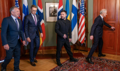 (De g. à d.) L'envoyé spécial américain Steve Witkoff, le président finlandais Alexander Stubb, le président ukrainien Volodymyr Zelensky et le Premier ministre norvégien Jonas Gahr Støre avant une réunion consacrée à la situation en Ukraine, le 20 octobre 2026, à Oslo ( NTB / Heiko Junge )