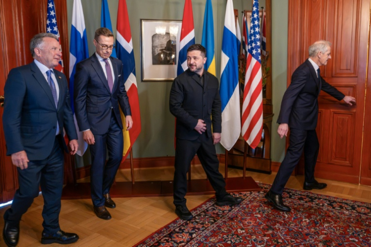 (g-d) L’envoyé spécial américain Steve Witkoff, le président finlandais Alexander Stubb, le président ukrainien Volodymyr Zelensky et le Premier ministre norvégien Jonas Gahr Støre entrent dans une salle pour une réunion consacrée à la situation en Ukraine, le 20 octobre 2026 à Oslo en Norvège ( NTB / Heiko Junge )