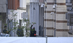 Des enquêteurs de la police devant la synagogue de Liège, après une explosion dans la nuit, le 9 mars 2026 en Belgique ( AFP / JOHN THYS )