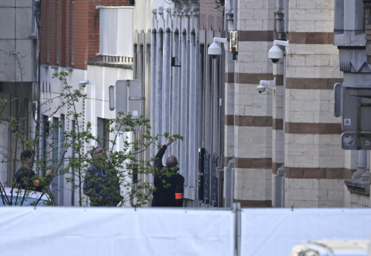 Des enquêteurs de la police devant la synagogue de Liège, après une explosion dans la nuit, le 9 mars 2026 en Belgique ( AFP / JOHN THYS )