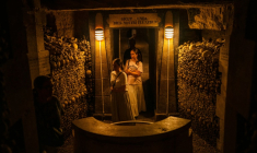 Des touristes visitent les Catacombes de Paris, le 12 août 2025 ( AFP / Dimitar DILKOFF )