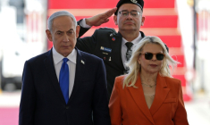 Le Premier ministre israélien Benjamin Netanyahu (G) et son épouse Sara Netanyahu (D) à l'aéroport Ben Gourion, près de Tel-Aviv, le 25 février 2026 ( AFP / Jack GUEZ )