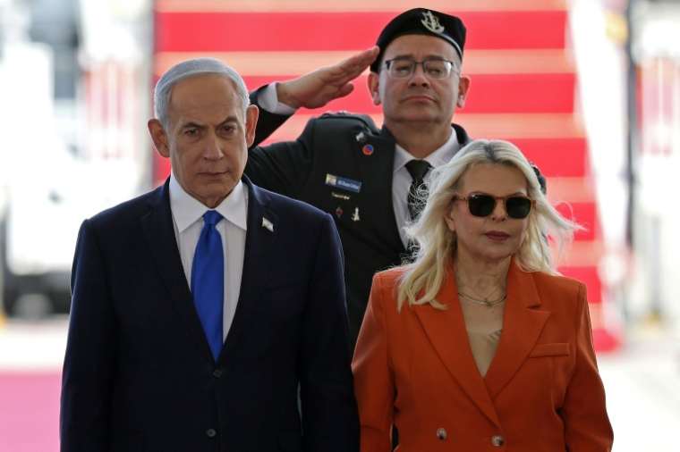 Le Premier ministre israélien Benjamin Netanyahu (G) et son épouse Sara Netanyahu (D) à l'aéroport Ben Gourion, près de Tel-Aviv, le 25 février 2026 ( AFP / Jack GUEZ )