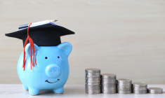 Tirelire d'enfant pour argent de poche avec des piles de pièces en euros