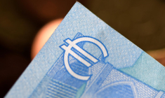 La France restait lundi sous haute surveillance des marchés, au sein d'une zone euro fragilisée par le recul de la monnaie unique vis-à-vis du dollar ( AFP / INA FASSBENDER )