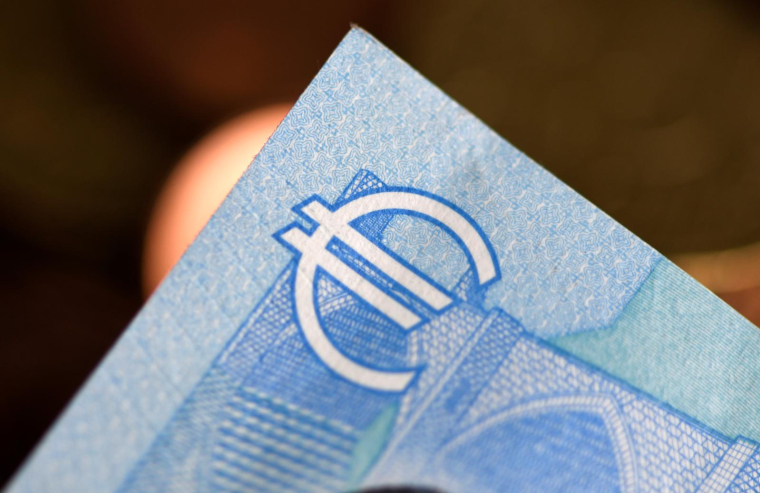 La France restait lundi sous haute surveillance des marchés, au sein d'une zone euro fragilisée par le recul de la monnaie unique vis-à-vis du dollar ( AFP / INA FASSBENDER )