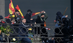 Des partisans de La Phalange (extrême droite)  affrontent des contre-manifestants antifascistes (à droite) lors d'un rassemblement appelé par la Phalange pour l'unité de l'Espagne et marquant la fête nationale espagnole à Vitoria le 12 octobre 2025. ( AFP / ANDER GILLENEA )