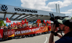 Des salariés de Volkswagen manifestent devant l'usine  de Zwickau le 9 juillet 2026 ( AFP / Jens SCHLÜTER )