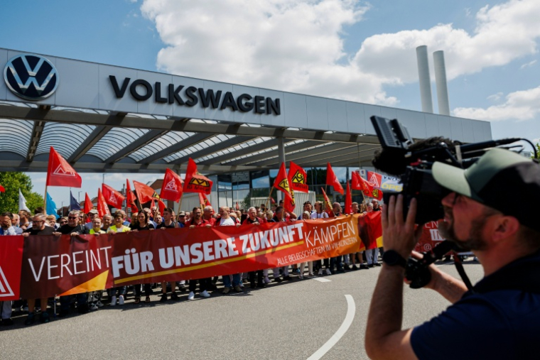 Des salariés de Volkswagen manifestent devant l'usine  de Zwickau le 9 juillet 2026 ( AFP / Jens SCHLÜTER )