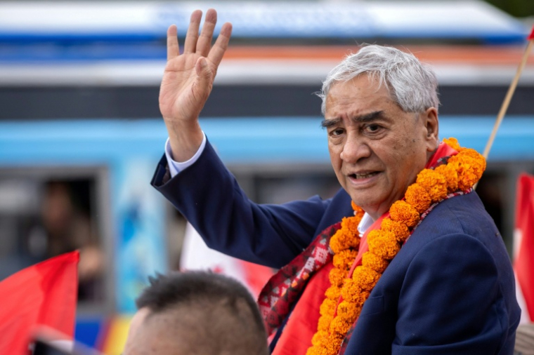 L'ancien Premier ministre Sher Bahadur Deuba (c) salue ses partisans à son arrivée à Katmandou, le 13 août 2026 au Népal ( AFP / Prabin Ranabhat )