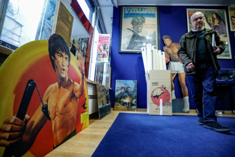 Des objets et des affiches de cinéma de la collection René Chateau exposés à Paris, le 7 avril 2026 avant leur vente aux enchères par la maison Millon, le 9 avril 2026 ( AFP / Ian LANGSDON )