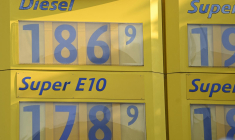 En Allemagne, les carburants sont un peu moins chers en moyenne, mais avec de fortes disparités selon les Länder (illustration) ( AFP / INA FASSBENDER )
