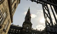 Les drapeaux du Danemark et de l'Union européenne (UE) flottent sur le Parlement danois à Copenhague, le 3 juin 2025 ( Ritzau Scanpix / Mads Claus Rasmussen )