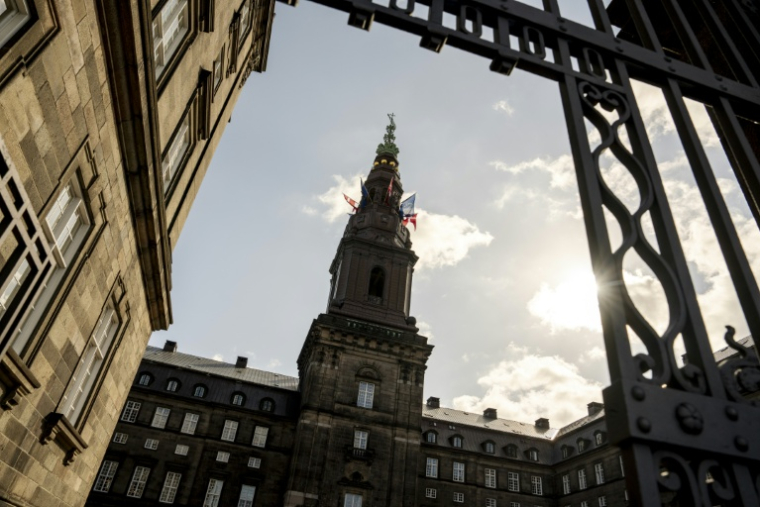 Les drapeaux du Danemark et de l'Union européenne (UE) flottent sur le Parlement danois à Copenhague, le 3 juin 2025 ( Ritzau Scanpix / Mads Claus Rasmussen )