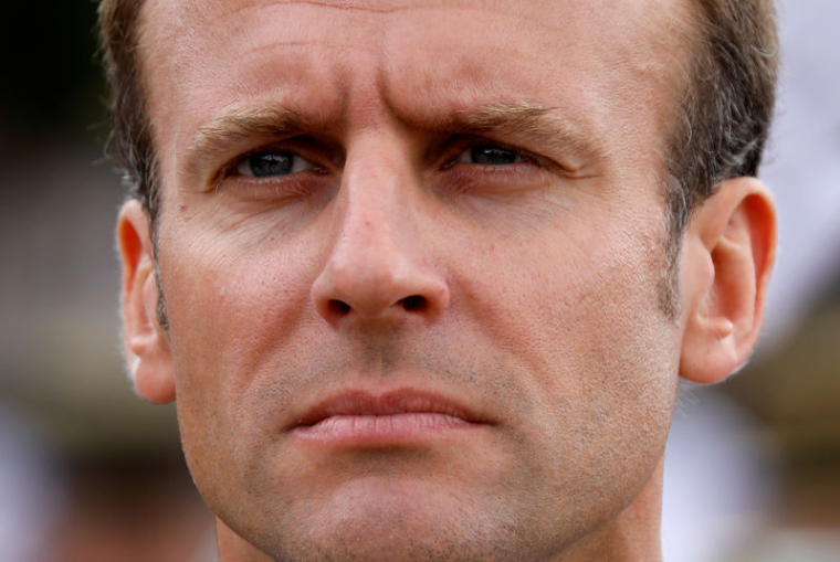 "TU M'APPELLES MONSIEUR LE PRÉSIDENT", DIT MACRON À UN JEUNE