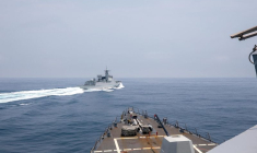 Un navire de guerre chinois navigue près d'un destroyer américain dans le détroit de Taïwan