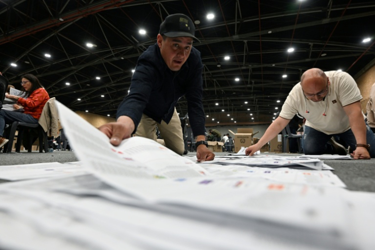 Dépouillement dans un bureau de vote de Bogota, le 8 mars 2026 ( AFP / Diana SANCHEZ )