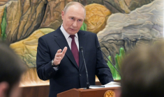 Photo diffusée par l'agence de presse russe Sputnik montrant le président russe Vladimir Poutine s'adressant aux médias russes à Bichkek, le 27 novembre 2025 au Kirghizstan ( POOL / Alexey NIKOLSKY )