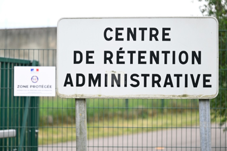Un centre de rétention administrative à Metz, le 2 mai 2025 en Moselle ( AFP / Jean-Christophe VERHAEGEN )