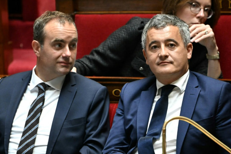 Le ministre des Armées, Sébastien Lecornu (g), et le ministre  de la Justice, Gérald Darmanin, lors de la session parlementaire extraordinaire précédant un vote de confiance sur le budget d'austérité du gouvernement, à l'Assemblée nationale, le 8 septembre 2025 à Paris  ( AFP / Bertrand GUAY )