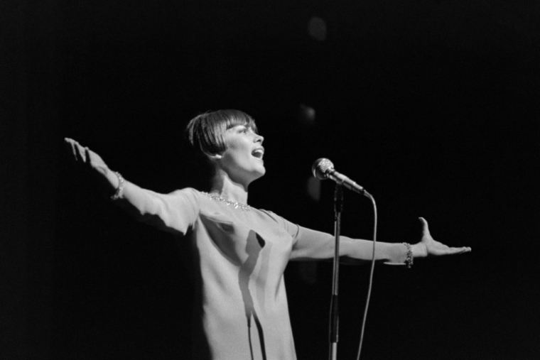 La chanteuse Mireille Mathieu à l'Olympia, le 15 septembre 1966 à Paris ( AFP / - )