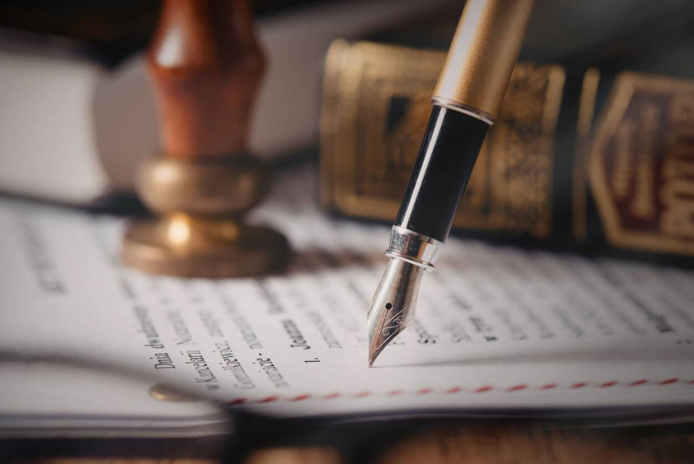Transmission hors succession : assurance-vie face au démembrement de propriété, que choisir ? / iStock.com - simpson33