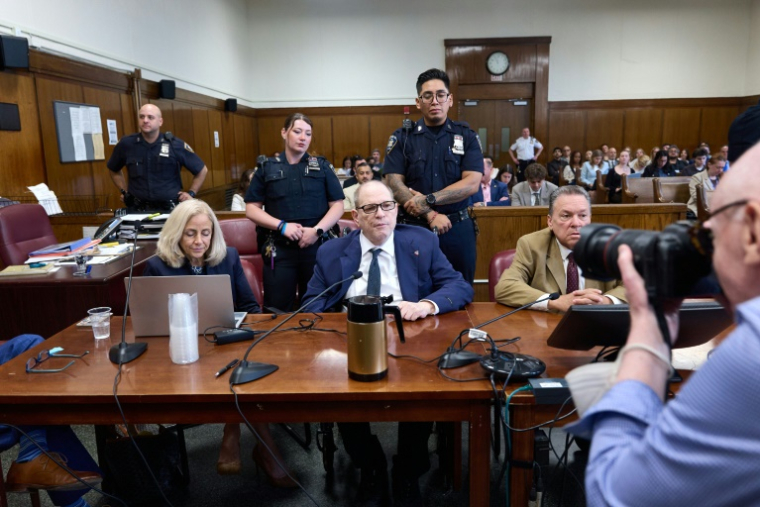 L'ancien producteur de cinéma Harvey Weinstein (c) à la cour pénale de Manhattan, lors de son procès à New York, le 12 juin 2025 ( POOL / Curtis Means )