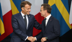 Le président français et le Premier ministre suédois Ulf Kristersson se serrent la main après la signature d'un contrat portant sur l'acquisition par la Suède de quatre frégates françaises, le 31 août 2026 à Stockholm ( AFP / Ludovic MARIN )