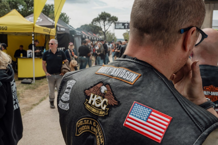 Des motards visitent les stands du festival Harley-Davidson Euro 2025 près de Grimaud, le 9 mai 2025 dans le Var ( AFP / Frederic DIDES )