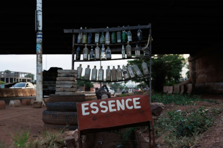 Vue générale le 7 octobre 2025 de bouteilles d'essence vides sur un stand dans la capitale malienne Bamako qui fait face à une pénurie de carburant. Depuis septembre, le Groupe de soutien à l'islam et aux musulmans (JNIM), affilié à Al-Qaïda, s'attaque aux camions-citernes de carburant venant des pays voisins  ( AFP / - )