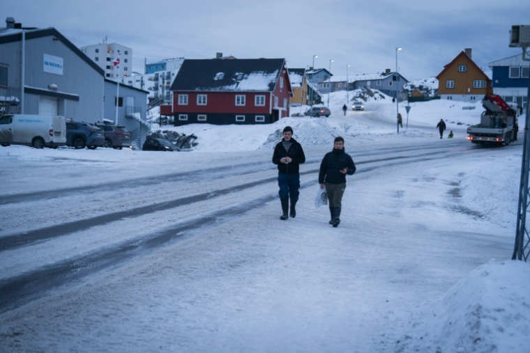 Des habitants dans une rue de Nuuk, au Groenland, le 16 janvier 2026 ( AFP / Alessandro RAMPAZZO )