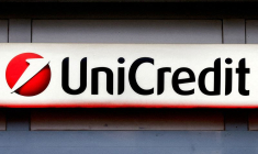 Le logo de la banque UniCredit est photographié à Rome