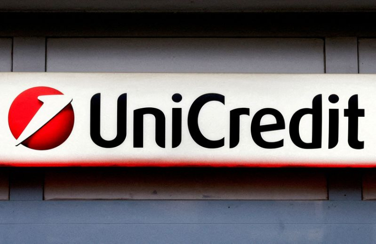 Le logo de la banque UniCredit est photographié à Rome